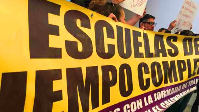 Se manifiestan maestros en Juárez porque no les pagan