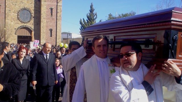 Encabezó Duarte cortejo fúnebre de obispo Corral