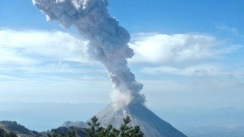 Volcán de Colima continúa con actividad; emite tres fumarolas