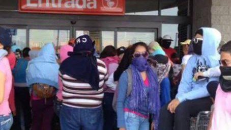 Normalistas saquean dos centros comerciales en Chilpancingo
