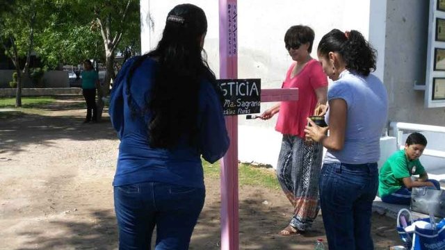 Planta cruz rosa en Fiscalía de Juárez para exigir esclarecimiento de feminisidio de su hija 