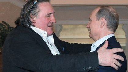 Putin entrega a Depardieu su nuevo pasaporte ruso