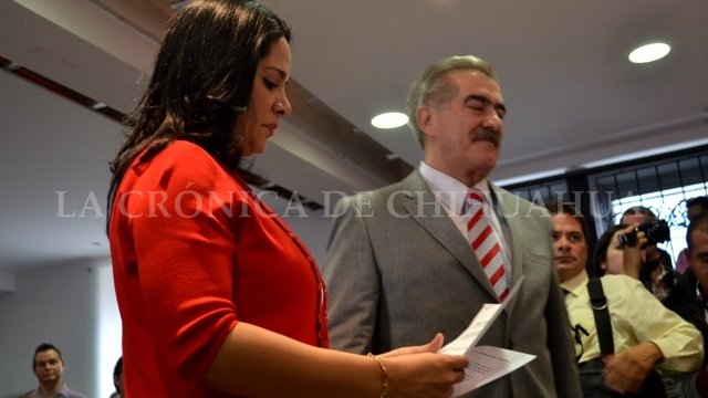 Se registra como candidatos al senado  Patricio Martínez y Lili Merodio