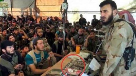Jefe de milicia rebelde en Siria incita a la guerra con libreta de ’Hello Kitty’