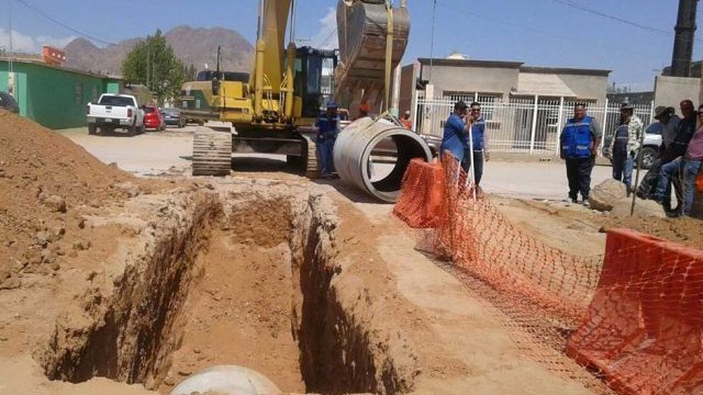 Colocan último tubo del colector de aguas residuales al Sur de Chihuahua