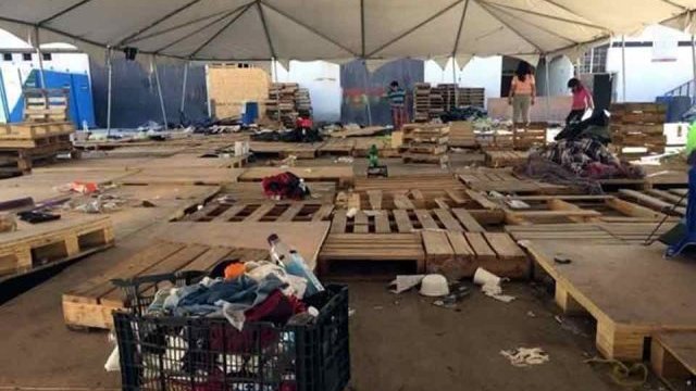 Desalojan a migrantes de albergue en Tijuana