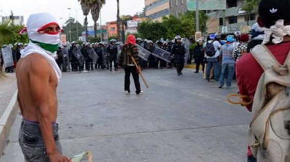 Hospitalizan a familiares de normalistas tras enfrentamiento en Chilpancingo