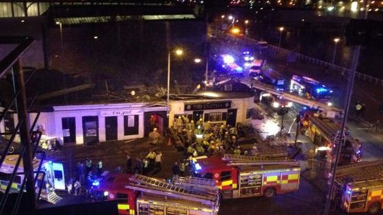 Reportan ocho muertos al caer un helicóptero sobre un pub en Glasgow