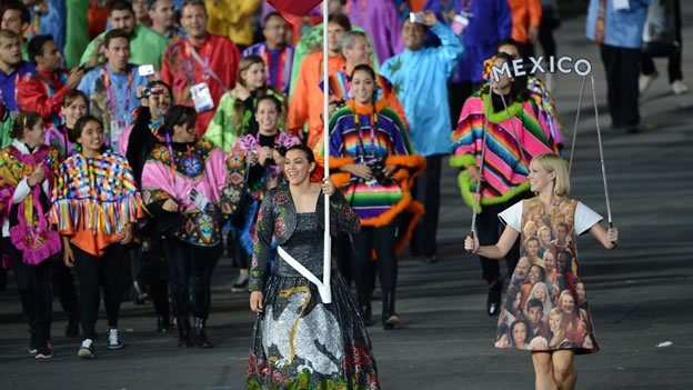 Muy coloridos, atuendos de la delegación mexicana, e inapropiados