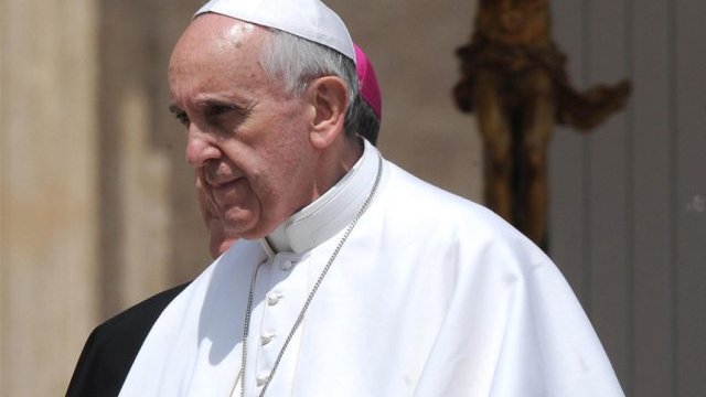 Papa visita a cardenal mexicano en hospital