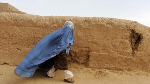 400 afganas víctimas de violencia, encarceladas por 