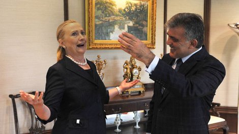Se compromete Hillary Clinton  a tumbar al presidente de Siria