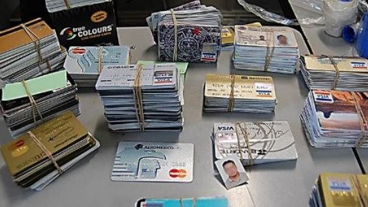 Localizan 530 tarjetas bancarias  y listados de cuentas de crédito abandonadas 