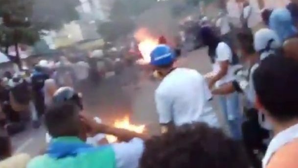 Barbarie: opositores queman a uno de ellos en Venezuela por pensar que era “infiltrado”