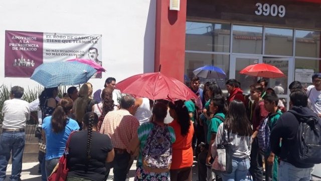 Pelean por sus Becas Prospera y Benito Juárez, padres de familia y estudiantes de Chihuahua