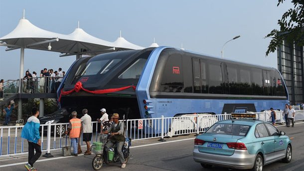 Nuevo autobús chino pasa encima del tráfico con 300 pasajeros