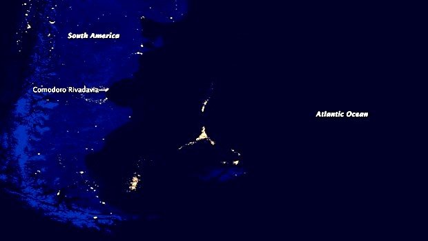 Satélite de NASA descubre inesperadas luces en medio del océano
