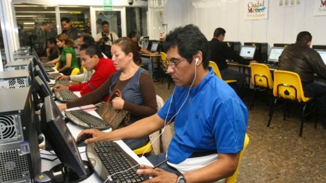 Más del 90% de estudiantes de prepa en México ingresan a redes sociales en horas clase