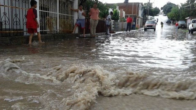 Fuertes lluvias inundaron buena parte de las calles de la ciudad