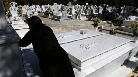 En Grecia, los muertos también son víctimas de la crisis financiera