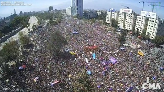 Estallido social en Chile: multitudinaria marcha de mujeres en Plaza de la Dignidad