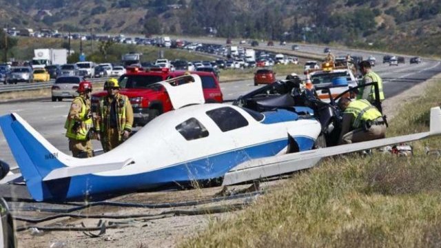 Muere mujer al caer avioneta sobre autopista en California
