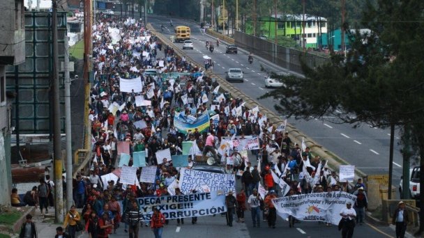 Desbordan las calles, campesinos guatemaltecos contra la corrupción