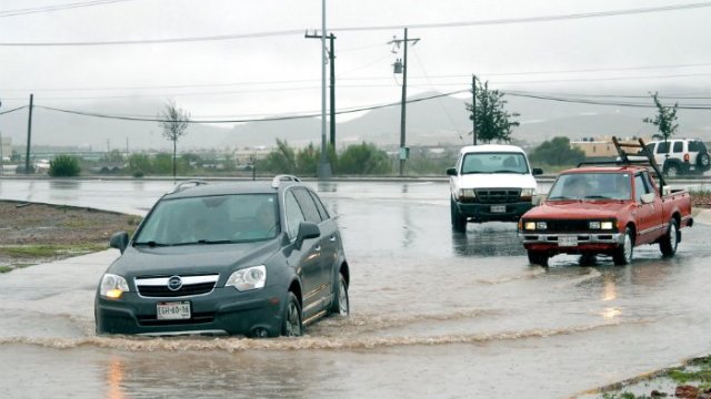 Siete inundaciones, 17 vehículos varados y 5 derrumbes en la capital