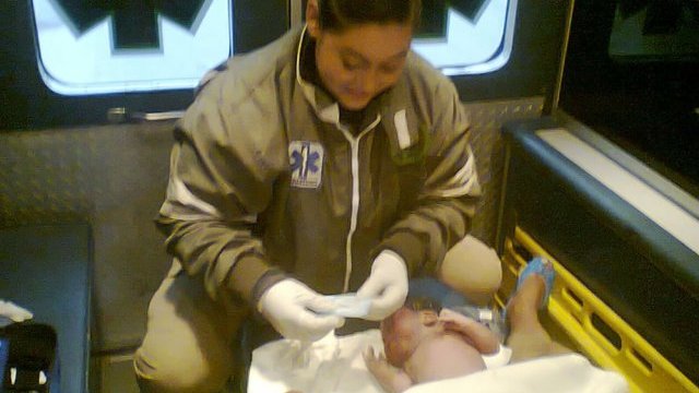 Cálida noticia en un día muy frío: un bebé nace en ambulancia