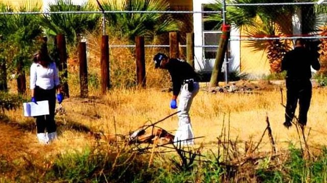 Hallan a un hombre muerto semidesnudo en baldío en Ciudad Juárez