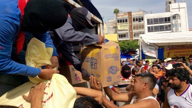 EZLN entrega víveres a la CNTE en Tuxtla Gutiérrez