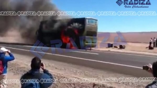 Normalistas queman camión con pasajeros de Delicias en Oaxaca