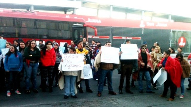 Marchan universitarios y bachilleres en protesta por Ayotzinapa