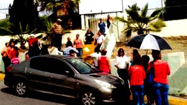 Intenta policía desalojar a padres de la escuela Leopoldo Mares