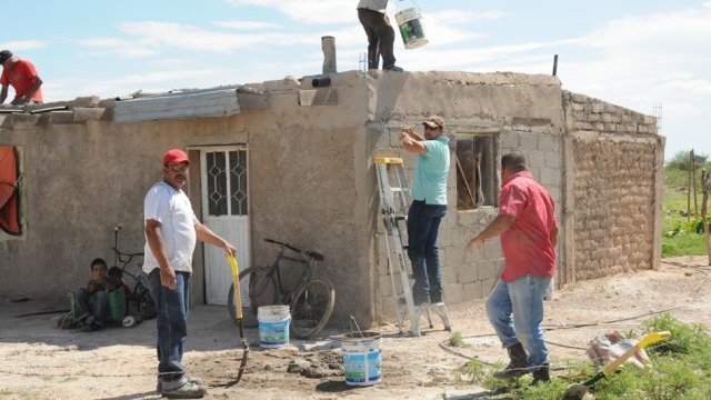 Rehabilitan viviendas dañadas por lluvias en Saucillo