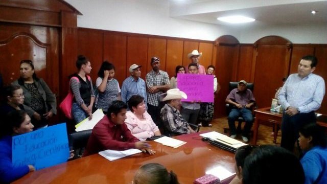 Estudiantes y padres de familia de Cuauhtémoc insisten en que se cumpla su pliego petitorio