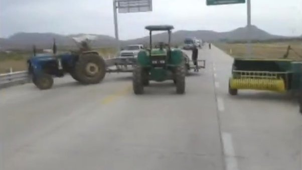 Bloquean ejidatarios el Libramiento Oriente con tractores