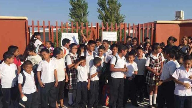 Protestan en escuela de Juárez por falta de profesores