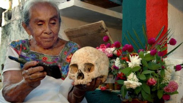 El lavado de huesos de los mayas traspasa la noche de los tiempos