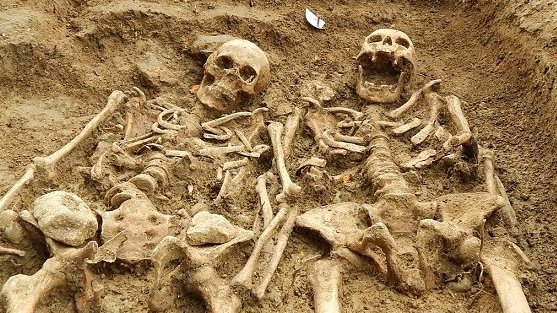 Descubren pareja de esqueletos tomados de la mano