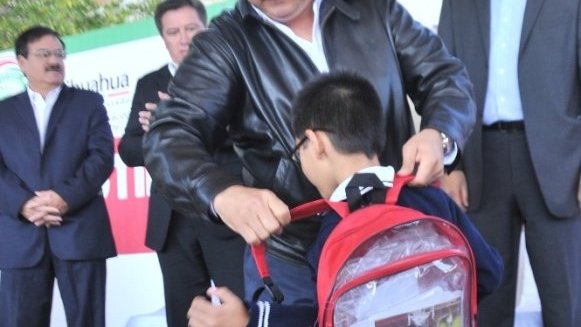 Inicia gobernador entrega de útiles escolares en Parral