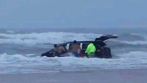 Mujer trató de matar a sus 3 hijos y suicidarse, en el mar