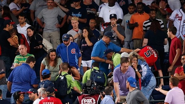Muere aficionado al caer de tribuna durante juego Braves-Yankees