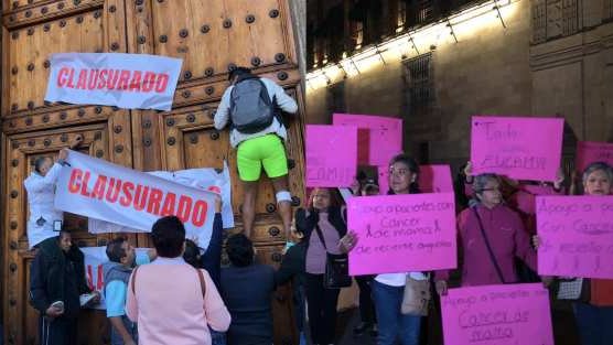 Mujeres con cáncer protestan afuera del Palacio Nacional y lo “clausuran”