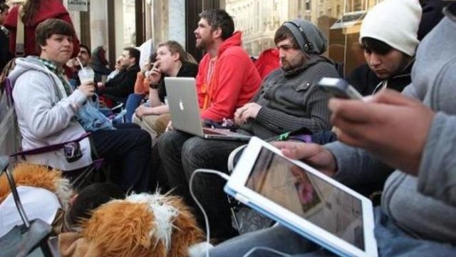 Fanáticos duermen en la calle para comprar el nuevo iPad