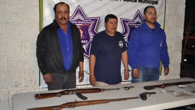 Arrestan a tres hombres que tenían arsenal escondido en yonque 