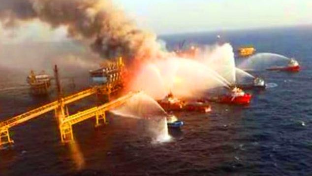 Suman 4 muertos por incendio en plataforma petrolera de Pemex