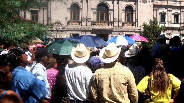 Vuelven antorchistas al Municipio; exigen obras a Quezada