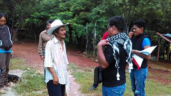 Estudiantes de Tecomatlán entregan víveres a damnificados