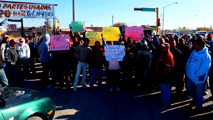 Ocultan autos en ’’La Curva’’ en Juárez para evitar el decomiso; se manifiestan los vendedores